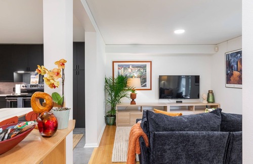 Stevens Apartment | 3 bd Montlake OASIS w/2 Private Parking Spots Near UW/Lake WA + AC