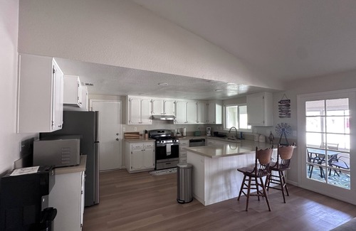 Apple Valley House | 3-bdrm house in charming Apple Valley w/WiFi, AC, encl'd patio, & large yard.