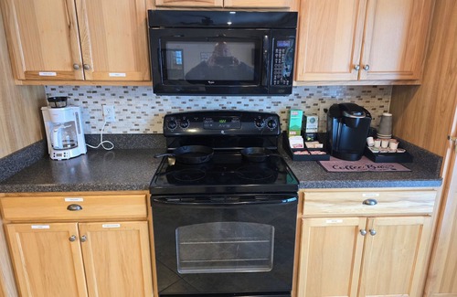 Syracuse House | 3-bdrm, step-free house, lake channel, 5 kayaks, paddleboat, grill and more!