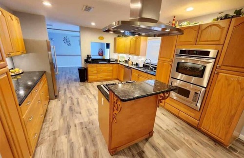 Lutz House | 🏡 3 Bed, 2.5 Bath | Heated Pool, Jacuzzi & Sauna! Tampa, FL