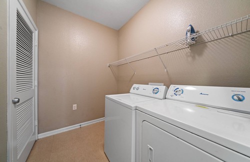 Bay Area Condo | 3 Bed 3 Bath Condo with On-Site Parking and Pool Mins from Texas AM 4208