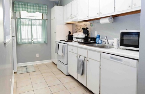 Athens Condo | 3-Bed Athens Getaway right near UGA! Pool, Parking, SmartTV