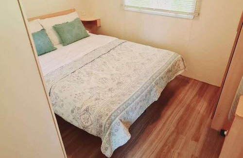 Sheerness House | 3-Bed Cabin Sleeps 6 with Pool & 5 mins to Beach
