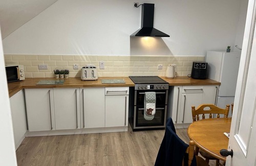 Antrim Apartment | 3 Bed Flat - Sleeps 6 - Parking - Wifi