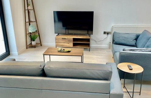 Cambridge Apartment | 3 Bed Flat - Sleeps 6 - Parking - Wifi