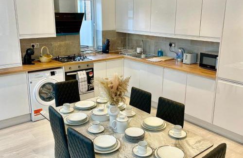 Cambridge Apartment | 3 Bed Flat - Sleeps 6 - Parking - Wifi