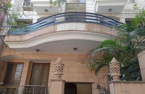 Nehru Place Apartment | 3 Bed Flat - Sleeps 6 - Parking - Wifi