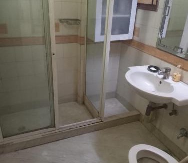 Nehru Place Apartment | 3 Bed Flat - Sleeps 6 - Parking - Wifi