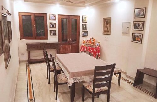Nehru Place Apartment | 3 Bed Flat - Sleeps 6 - Parking - Wifi