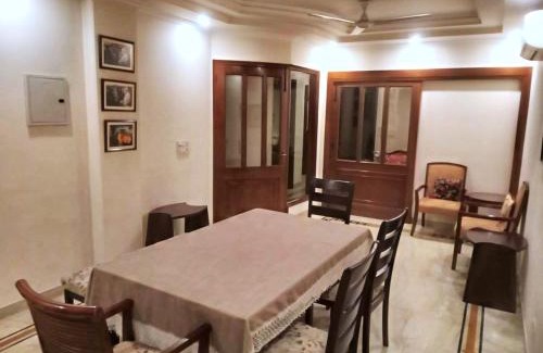 Nehru Place Apartment | 3 Bed Flat - Sleeps 6 - Parking - Wifi
