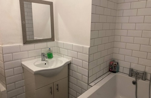 Newington Apartment | 3 Bed Flat - Sleeps 6 - Parking - Wifi