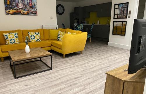 Cwmbrwla Apartment | 3 Bed Flat - Sleeps 6 - Parking - Wifi