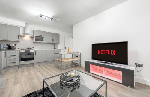 West Ham Apartment | 3 Bed Flat - Sleeps 8 - Parking - Wifi