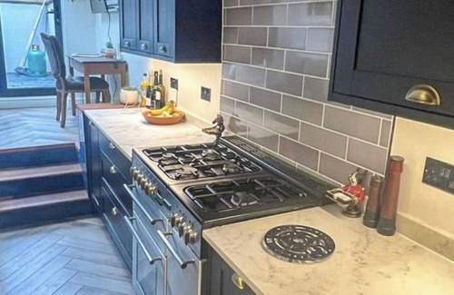 Guildford House | 3 Bed Home - Sleeps 6, Garden, Pets, Free Parking