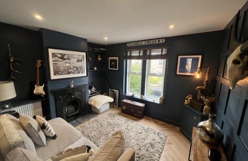 Guildford House | 3 Bed Home - Sleeps 6 Garden Pets Free Parking