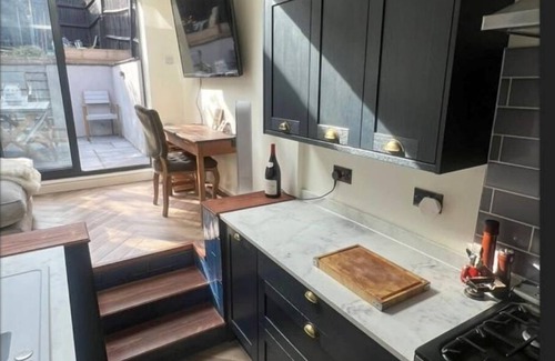 Guildford House | 3 Bed Home - Sleeps 6, Garden, Pets, Free Parking