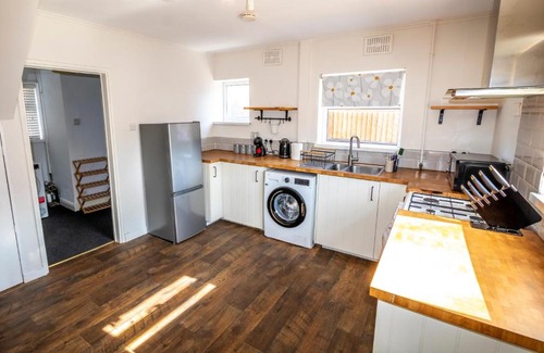 Stoke-on-Trent House | 3 Bed Home - Sleeps 8 - Stoke City fc - Parking