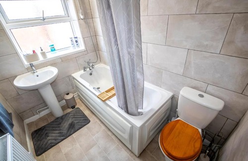 Stoke-on-Trent House | 3 Bed Home - Sleeps 8 - Stoke City fc - Parking