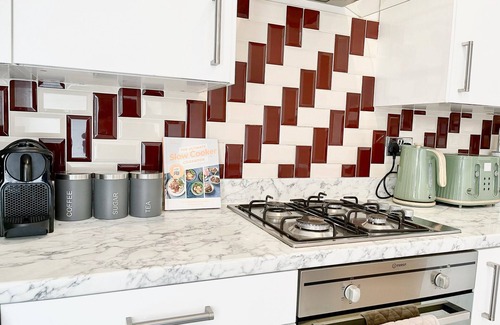 Loxford House | 3 bed home with Free parking & garden - Ilford