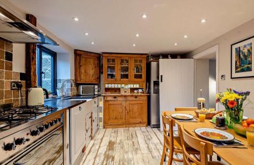 Blakeney House | 3 Bed in Blakeney 75010