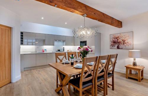 Alne House | 3 Bed in Tollerton 93898