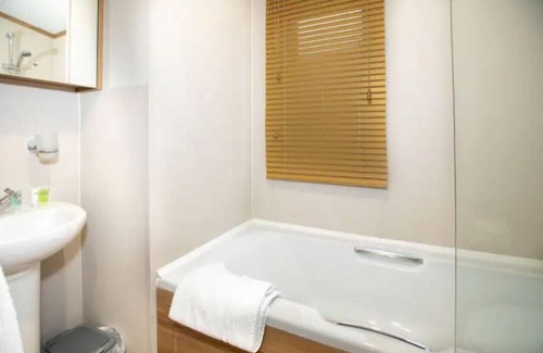 St. Andrews Cabin | 3-Bed Lodge Sleeps 6 -Hot tub -Resort Access