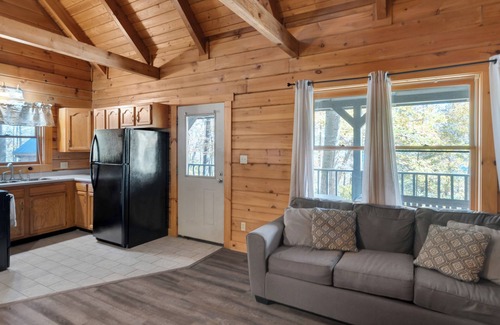 Jamestown Cabin | 3 Bed Log Cabin Located 0.5 miles from Safe Harbor Jamestown #302