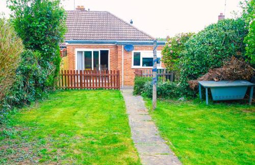Wellingborough House | 3 Bed - Sleeps 4 - Free Parking - Private Garden