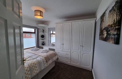 Droylsden House | 3 Bed Spacious House with Parking
