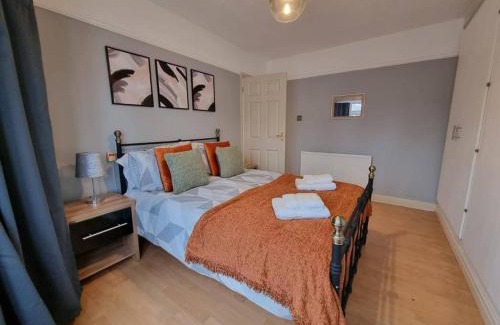 Droylsden House | 3 Bed Spacious House with Parking