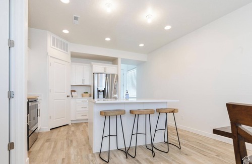 Garden City House | 3-bed townhome in charming Garden City with WiFi, AC, view of lake, near marina