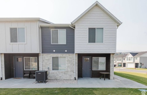 Garden City House | 3-bed townhome in charming Garden City with WiFi, AC, view of lake, near marina