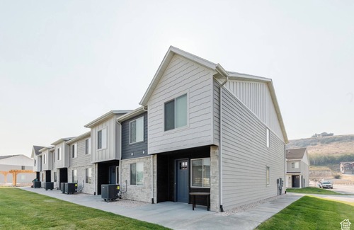 Garden City House | 3-bed townhome in charming Garden City with WiFi, AC, view of lake, near marina