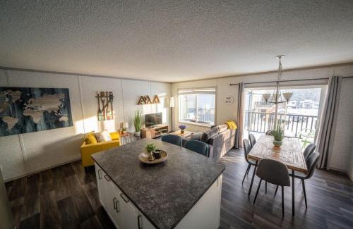 East Kootenay Apartment | 3 Bed Townhouse, Mountain Views, Large Deck, Air Con, Garage