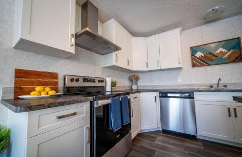 East Kootenay Apartment | 3 Bed Townhouse, Mountain Views, Large Deck, Air Con, Garage