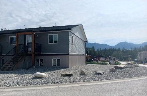 East Kootenay Apartment | 3 Bed Townhouse, Mountain Views, Large Deck, Air Con, Garage