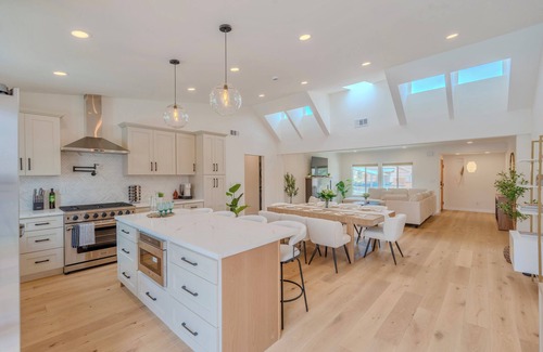 View Park-Windsor Hills House | 3-bedroom house in perfect View Park-Windsor Hills with AC, pool & gym