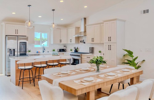 View Park-Windsor Hills House | 3-bedroom house in perfect View Park-Windsor Hills with AC, pool & gym