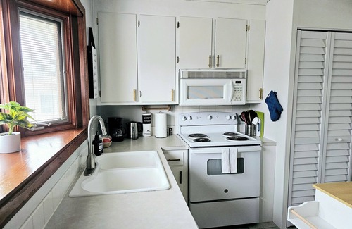 Lincoln House | 3 bedroom, 1 bath furnished rental