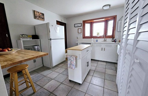 Lincoln House | 3 bedroom, 1 bath furnished rental