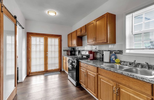 Lakeview House | 3-Bedroom 2-Bath House Sleeps 8 Buffalo NY