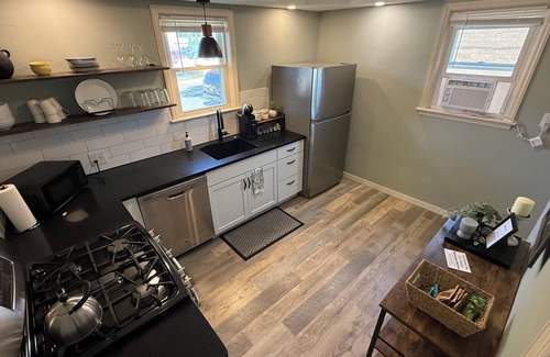 Monroe House | 3 bedroom 2 bath, newly rennovated, modern Downtown Retreat in Monroe