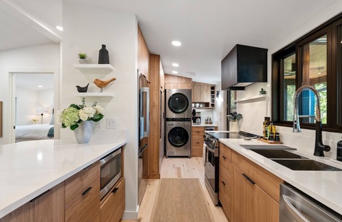 Lake Secession House | 3-bedroom, 2 bath urban-style lakefront bungalow on Sunset Cove in Abbeville, SC on Beautiful Lake Secession. 1 hr 36 min from Augusta National Golf Course 2 hr 15 min from Atlanta, GA 58 min from Clemson, SC 1 hr 8 min from Greenville,