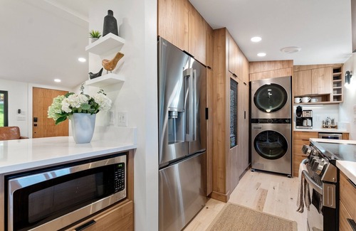 Lake Secession House | 3-bedroom, 2 bath urban-style lakefront bungalow on Sunset Cove in Abbeville, SC on Beautiful Lake Secession. 1 hr 36 min from Augusta National Golf Course 2 hr 15 min from Atlanta, GA 58 min from Clemson, SC 1 hr 8 min from Greenville,