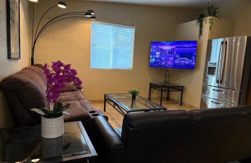 Mesa House | 3 Bedroom, 2 Bath Whole House, ASU, Tempe, Scottsdale on Light Rail