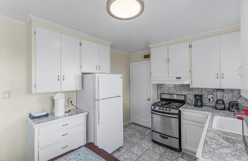 Daly City House | 3 Bedroom 2 Bathroom House, Walkable to BART, Free Parking, Views