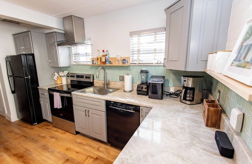 Midtown House | 3 Bedroom 2 Bathroom Near Beaches and Art Galleries