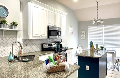 Fort Worth House | 3 Bedroom 2 Bathroom House In Great Location - Min. rental 1 month
