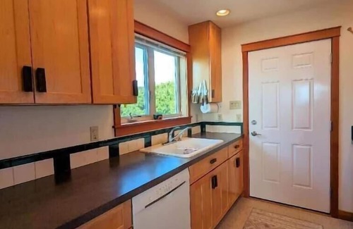 Florence House | 3 bedroom, 2 bathroom virtually beach front