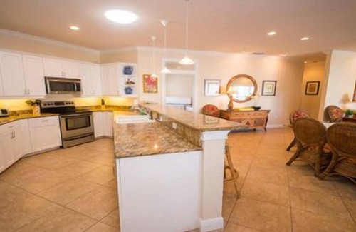 Bradenton Beach Hotel | 3 Bedroom 3 Bathroom Penthouse. Pet Friendly